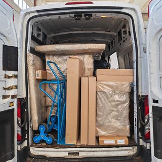 Namještaj i paketi utovareni u kombi