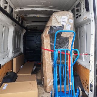 Zamotani hladnjak na kolicima u kombiju