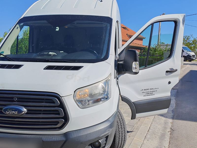 Bijeli kombi J.P. Radić spreman za prijevoz